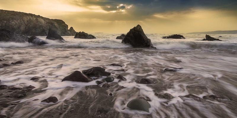 专利无效宣告程序中的证据规则与攻防策略：从专利申请到版权保护的法律服务关键